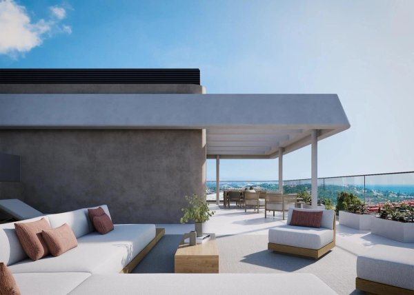 Penthouse terras in Estepona, Spanje, heeft stijlvolle zitplaatsen met panoramisch uitzicht op zee.