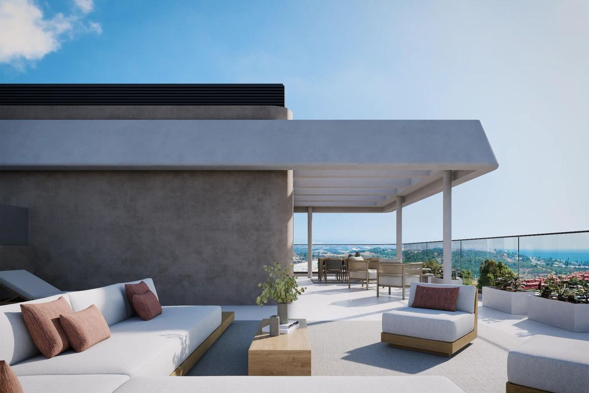 Chique terras met zitplekken en panoramisch uitzicht in een 2-slaapkamer penthouse in Estepona.