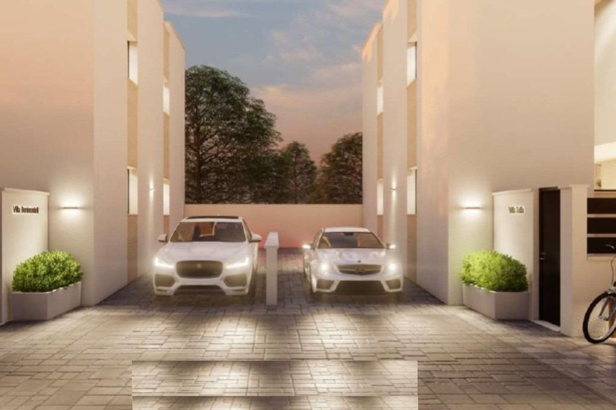 Ingangsaanzicht van een modern villa complex in San Juan, Alicante, met geparkeerde auto's en aangelegde omgeving.