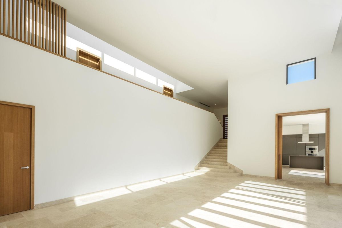 Interieur van de villa in Casares, met hoge plafonds en minimalistische elementen in het ontwerp.