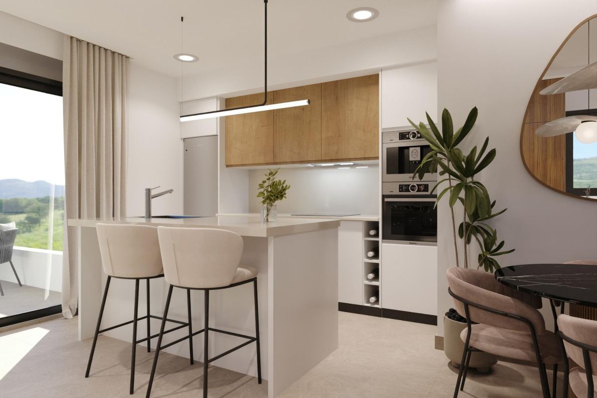 Moderne keuken met strakke ontwerpelementen en barstoelen in het appartement in Fuente Álamo.