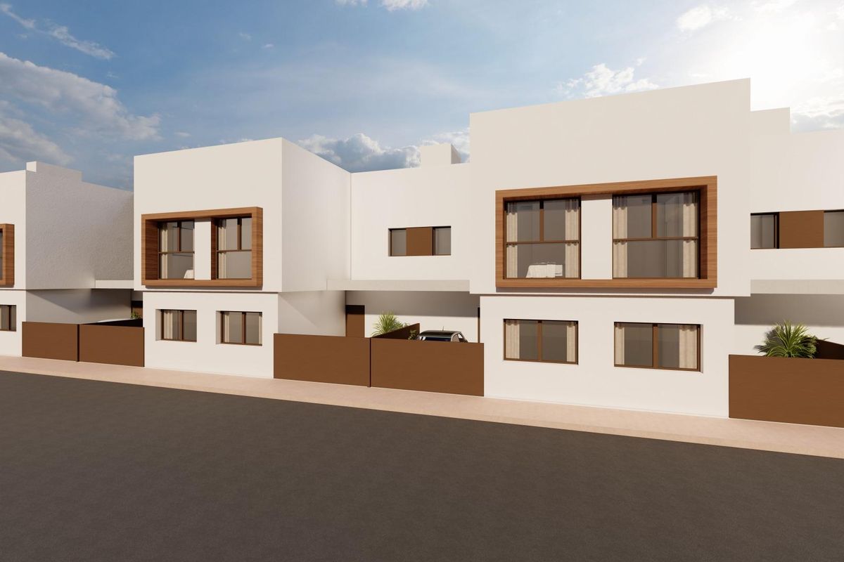 Zijaanzicht van het townhouse complex in San Javier dat het moderne ontwerp en de buitenruimtes laat zien.