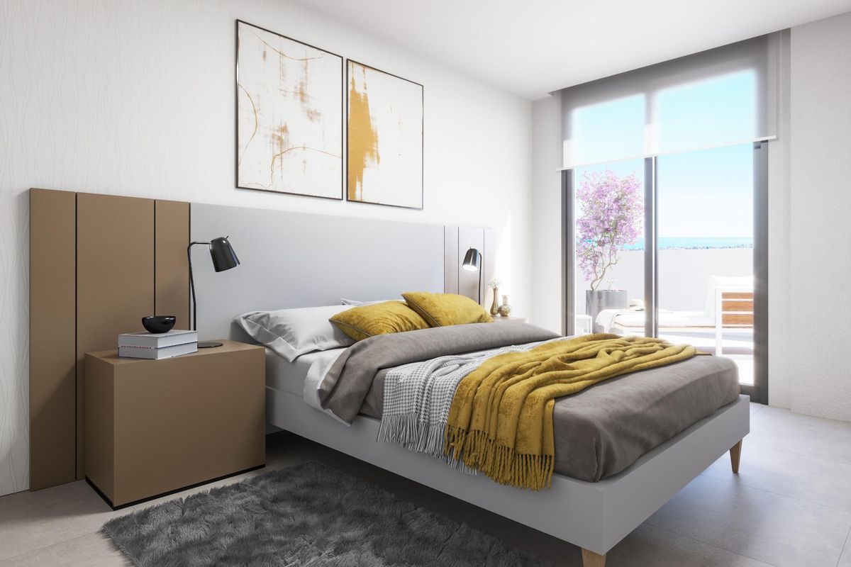 Stijlvolle gastenslaapkamer in het 3-slaapkamer appartement in Vera, met warme tinten en natuurlijk licht.