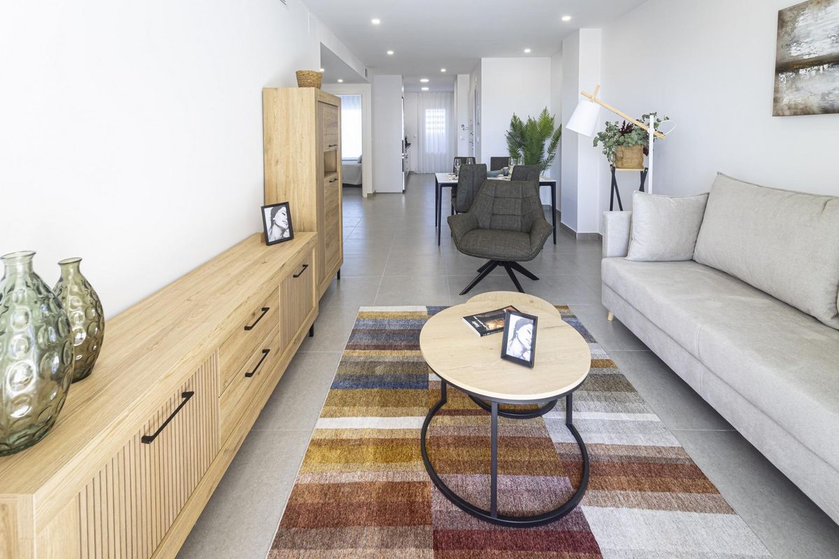 Moderne keuken met strakke kasten en apparaten in een 2-slaapkamer appartement in La Manga del Mar Menor.