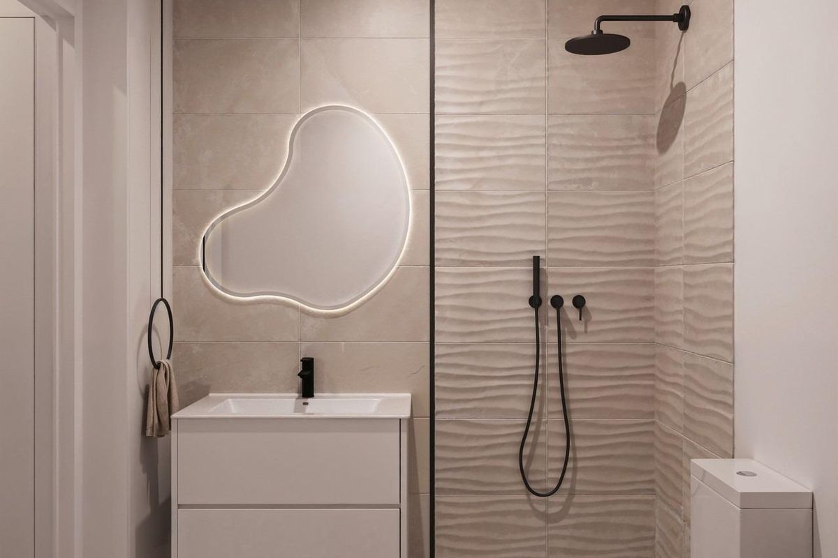 Moderne badkamer in een bungalow met 3 slaapkamers, met een strakke inrichting in San Miguel de Salinas.