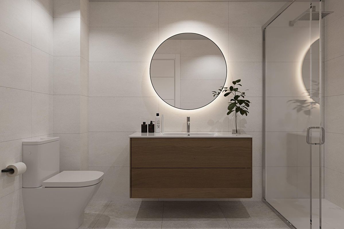 Moderne badkamer met stijlvol licht en houten accenten in een 3-slaapkamer appartement op de begane grond in Casares.