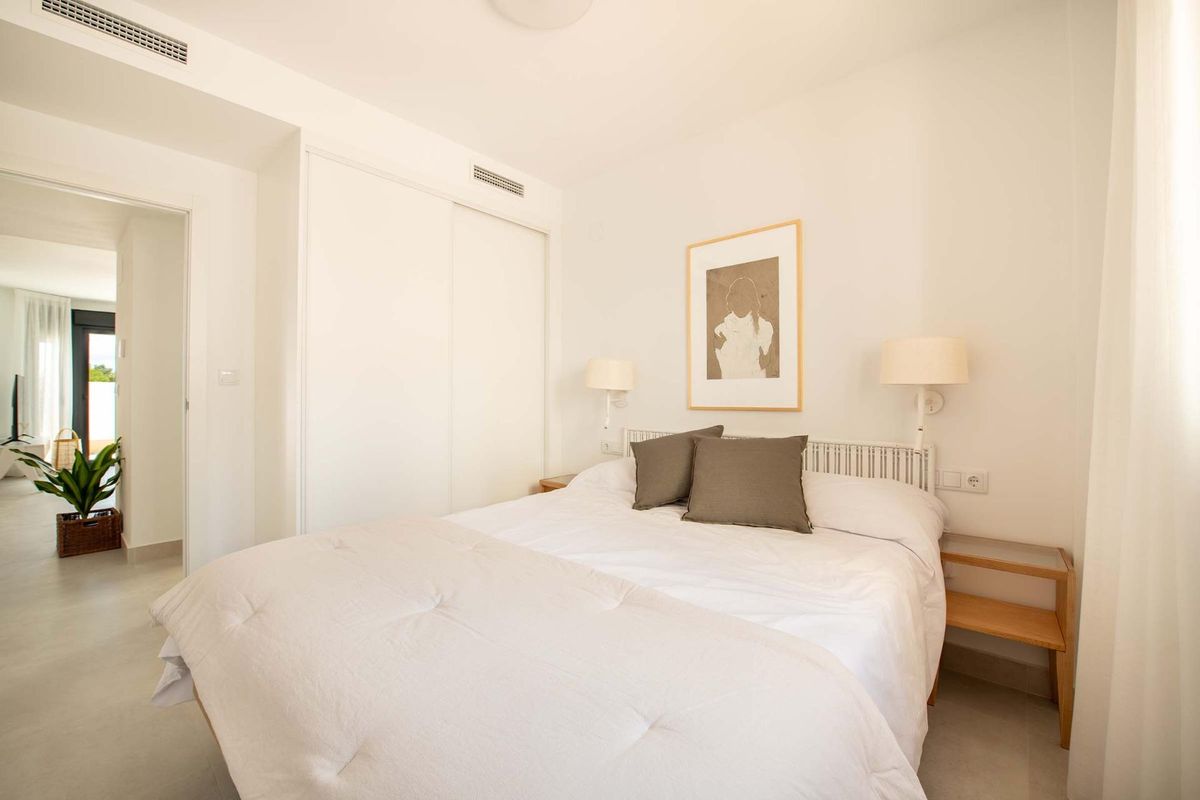 Comfortabele hoofdslaapkamer met natuurlijk licht in een 3-slaapkamer bungalow in Cox, Costa Blanca Zuid, Spanje.