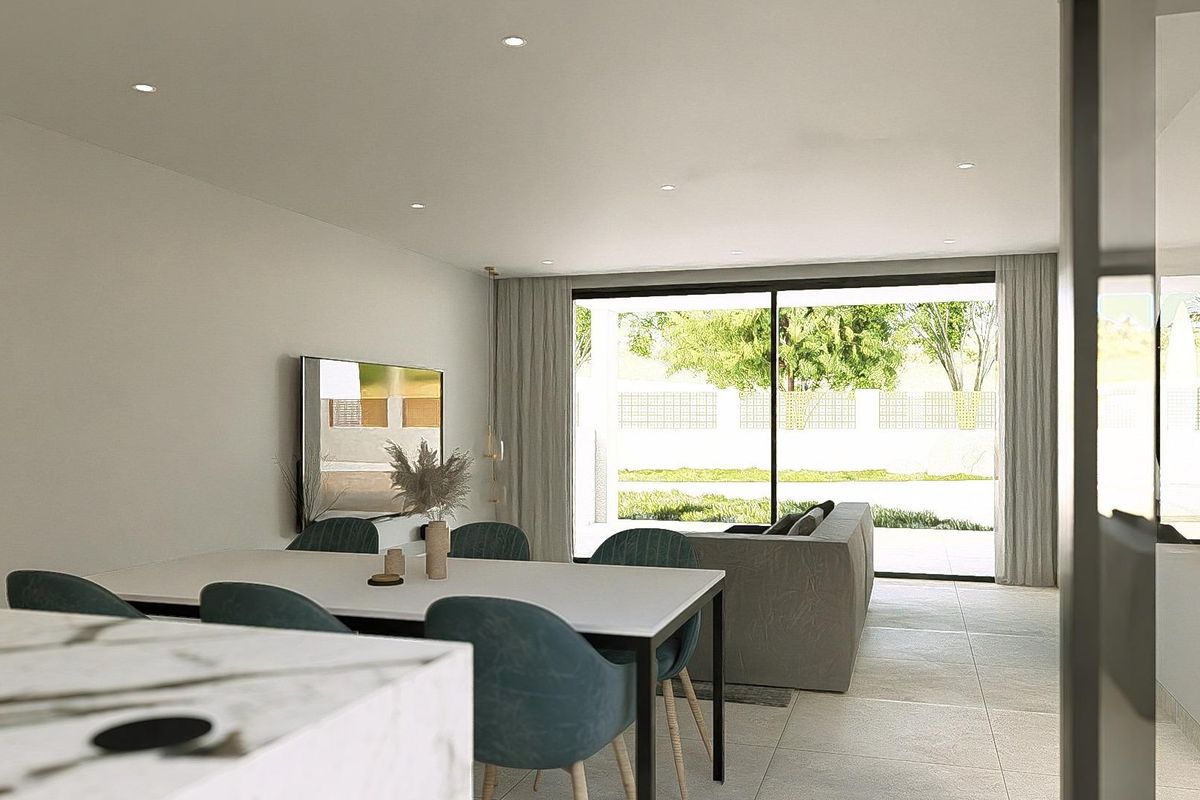 Ruime woonkamer en eetkamer van de penthouse, met modern interieur en natuurlijk licht in Los Alcazares.