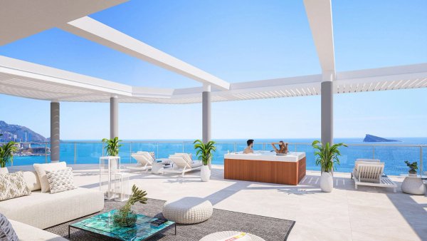 Ruime terras met jacuzzi en prachtig zeezicht in een 3-slaapkamer penthouse in Benidorm, Costa Blanca.