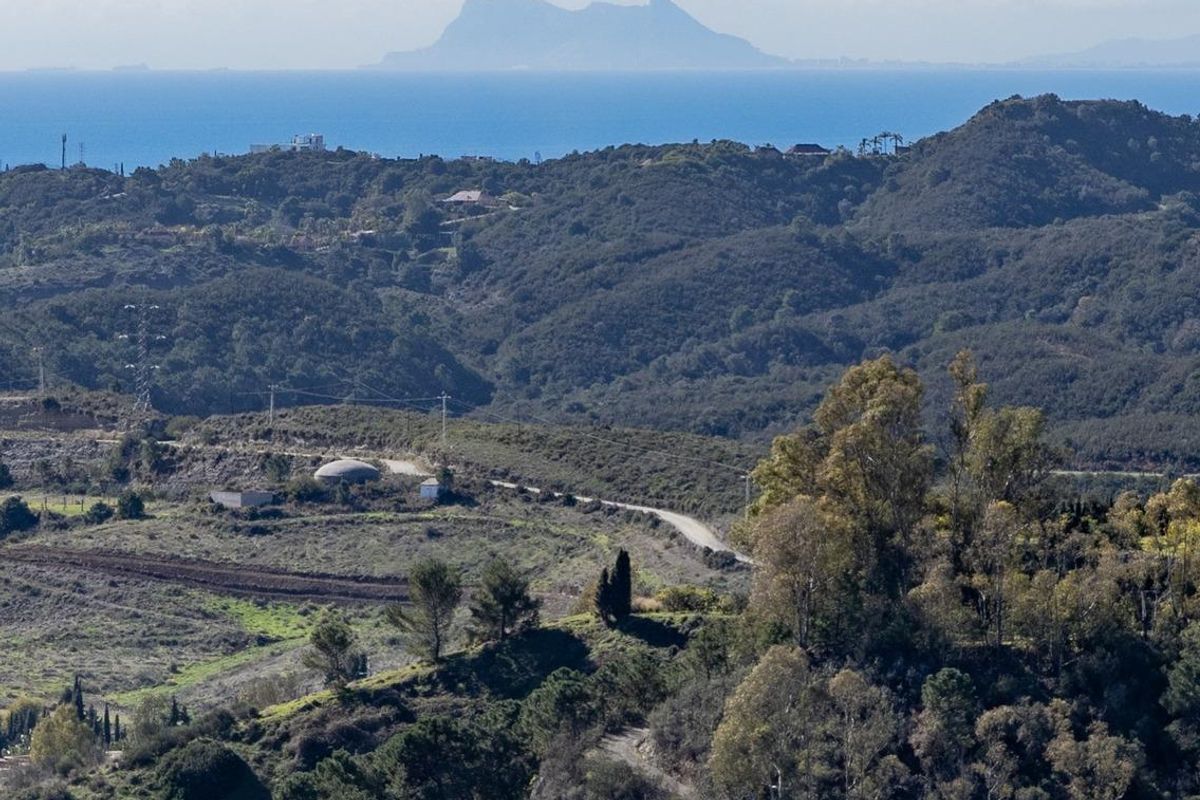 Verre blik op een berg met wolken, vanuit de heuvels van Benahavís, die de natuurlijke schoonheid van de regio toont.