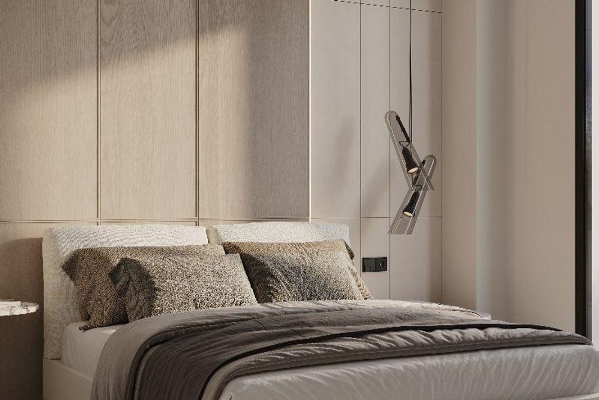 Moderne slaapkamer met grote ramen, met een gezellig bed en eigentijdse ontwerpelementen in Estepona, Costa del Sol.