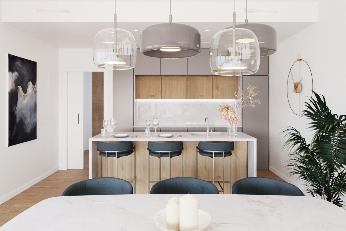 Open-concept keuken met eiland en moderne verlichting in een villa in Polop, Costa Blanca Noord, Spanje.