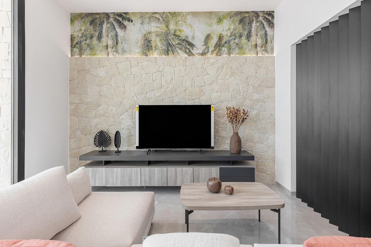 Charmante decoratie in de woonkamer van een hedendaagse villa, met een accentmuur en stijlvolle meubels.