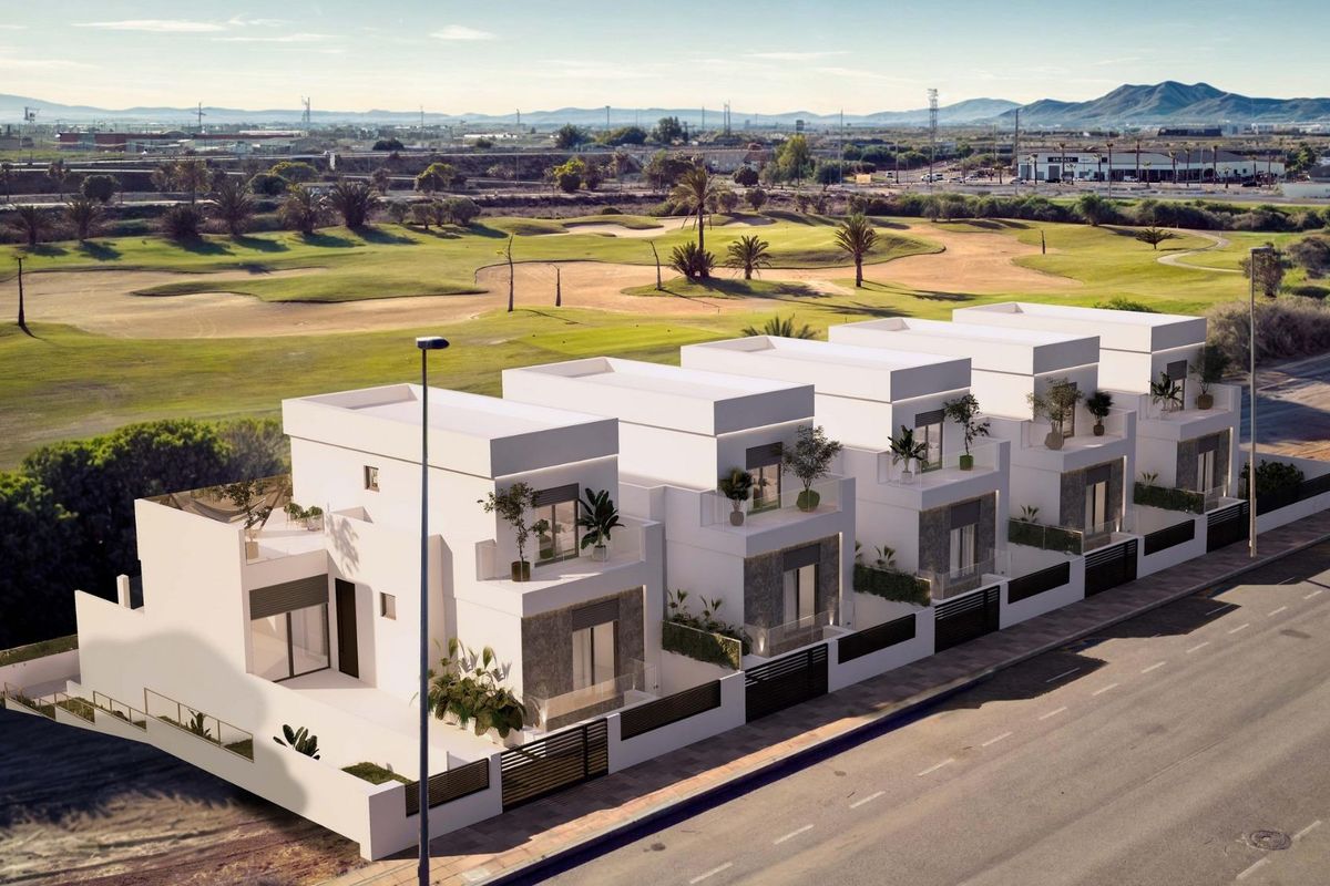 Zijaanzicht van het moderne villa complex met uitzicht op een golfbaan in Los Alcazares, Spanje.