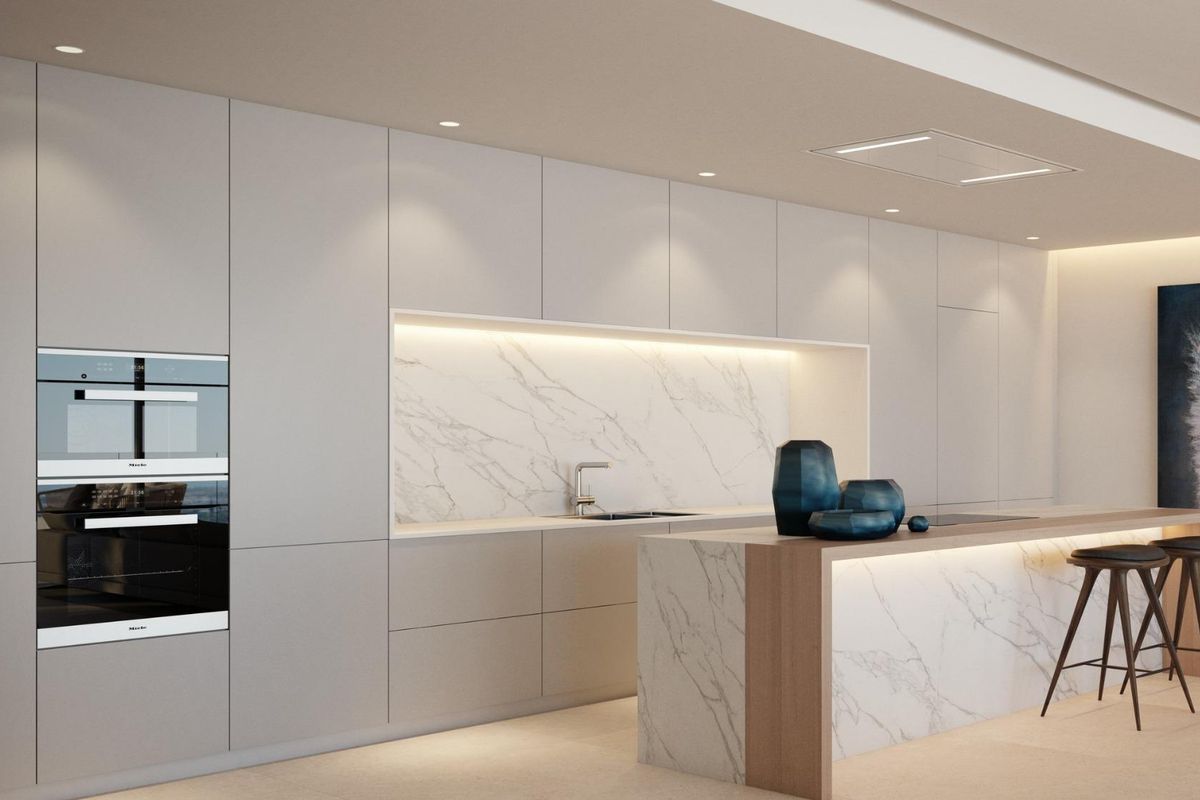 Moderne keuken in het penthouse in Benahavís, met marmeren afwerkingen en luxe apparatuur.