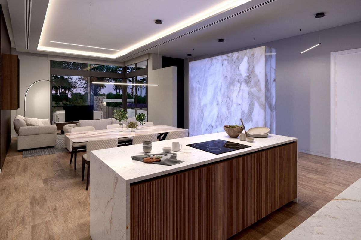 Elegante keuken met uitzicht op een marmeren eiland in een hedendaagse villa in Torre Pacheco, Spanje.