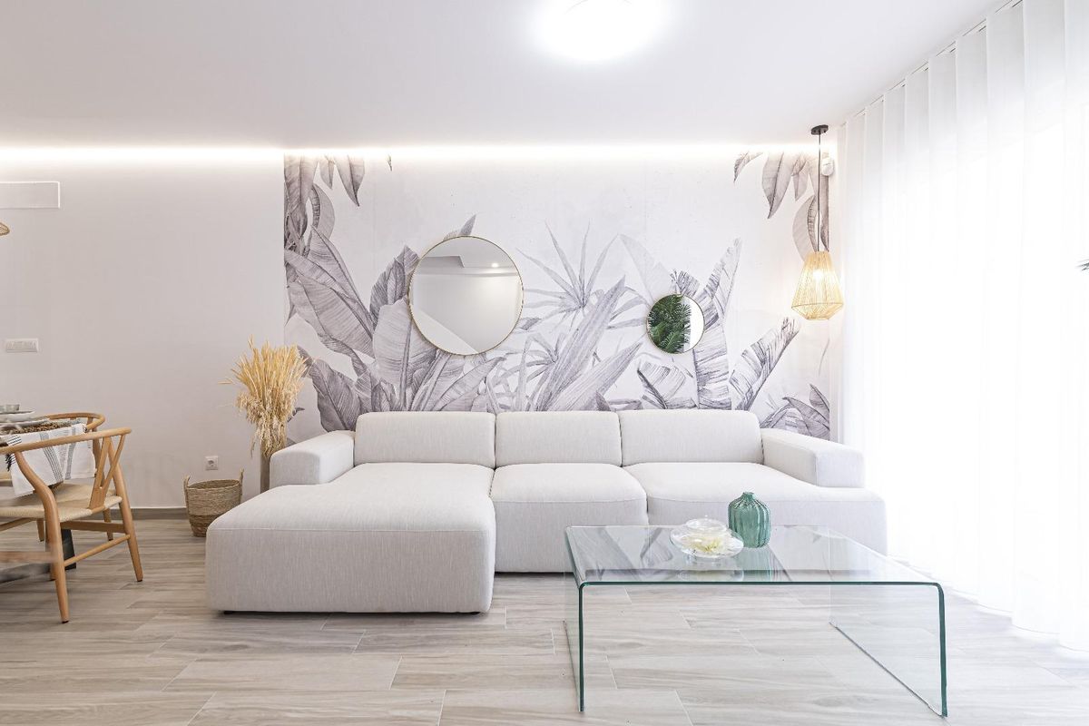 Stijlvolle woonkamer met een sectie sofa en decoratieve planten in een townhouse in La Manga.