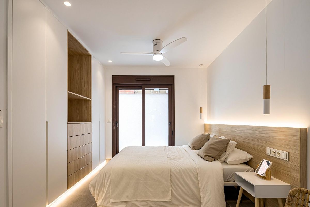 Gezellige slaapkamer met een groot bed en natuurlijk licht in een appartement met 2 slaapkamers aan de Costa Blanca Zuid.