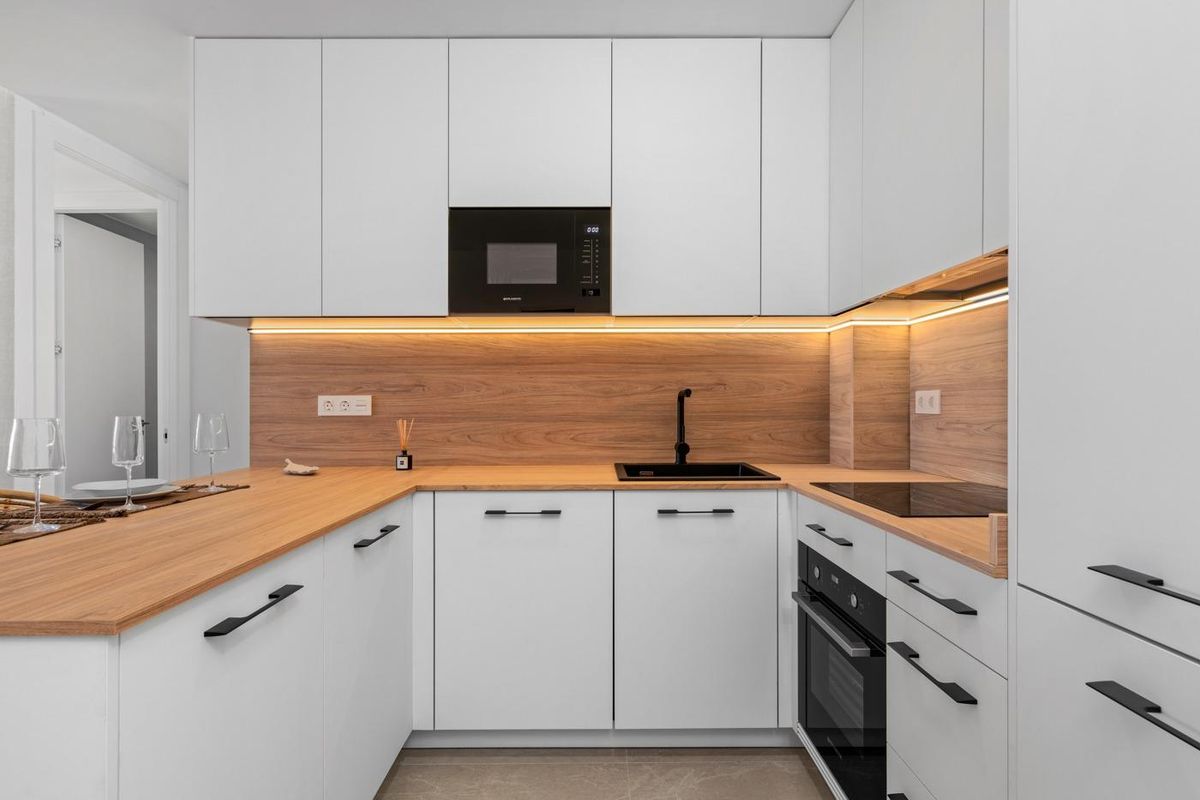 Hedendaagse keukendesign in een 2-slaapkamer penthouse in Benijofar met houten accenten en moderne apparaten.