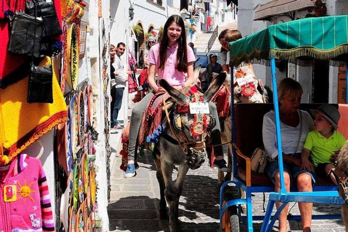 Levendige scène van toeristen en locals die genieten van de bruisende straten van Mijas, Spanje.
