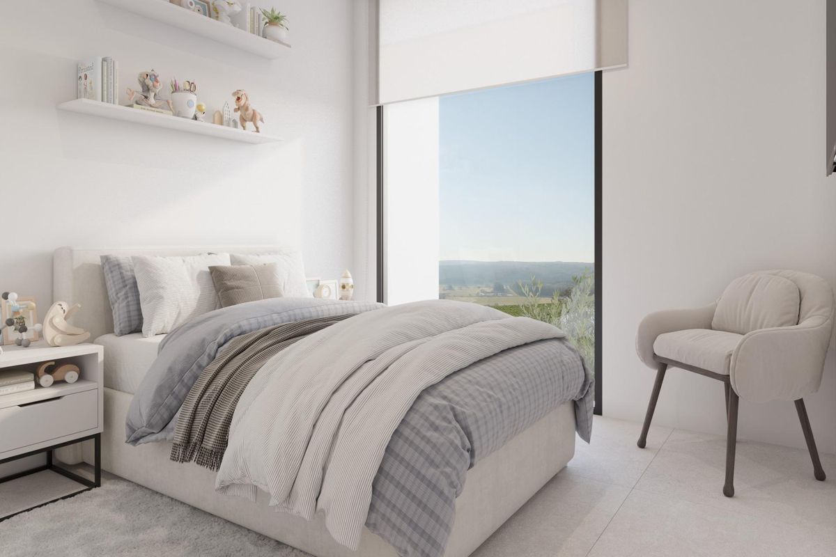 Gezellige kinderkamer in de villa in Fuente Álamo met kleurrijke decoratie en grote ramen.