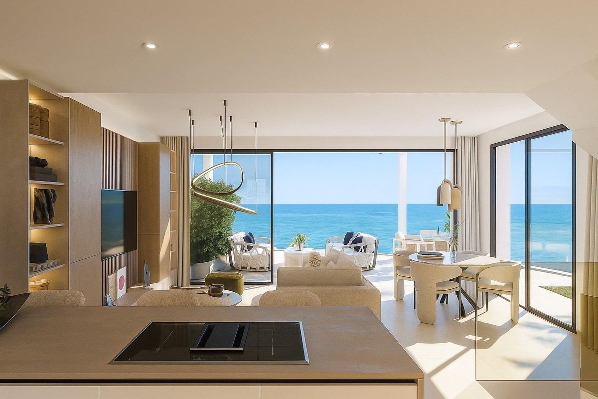 Open woonkamer in een 3-slaapkamer townhouse in Mijas, Spanje, met moderne keuken en uitzicht op zee vanaf het terras.