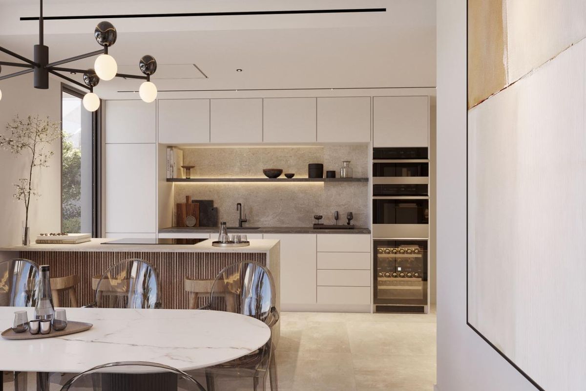 Moderne keuken met strak design en eetruimte in een appartement op de begane grond in Estepona.