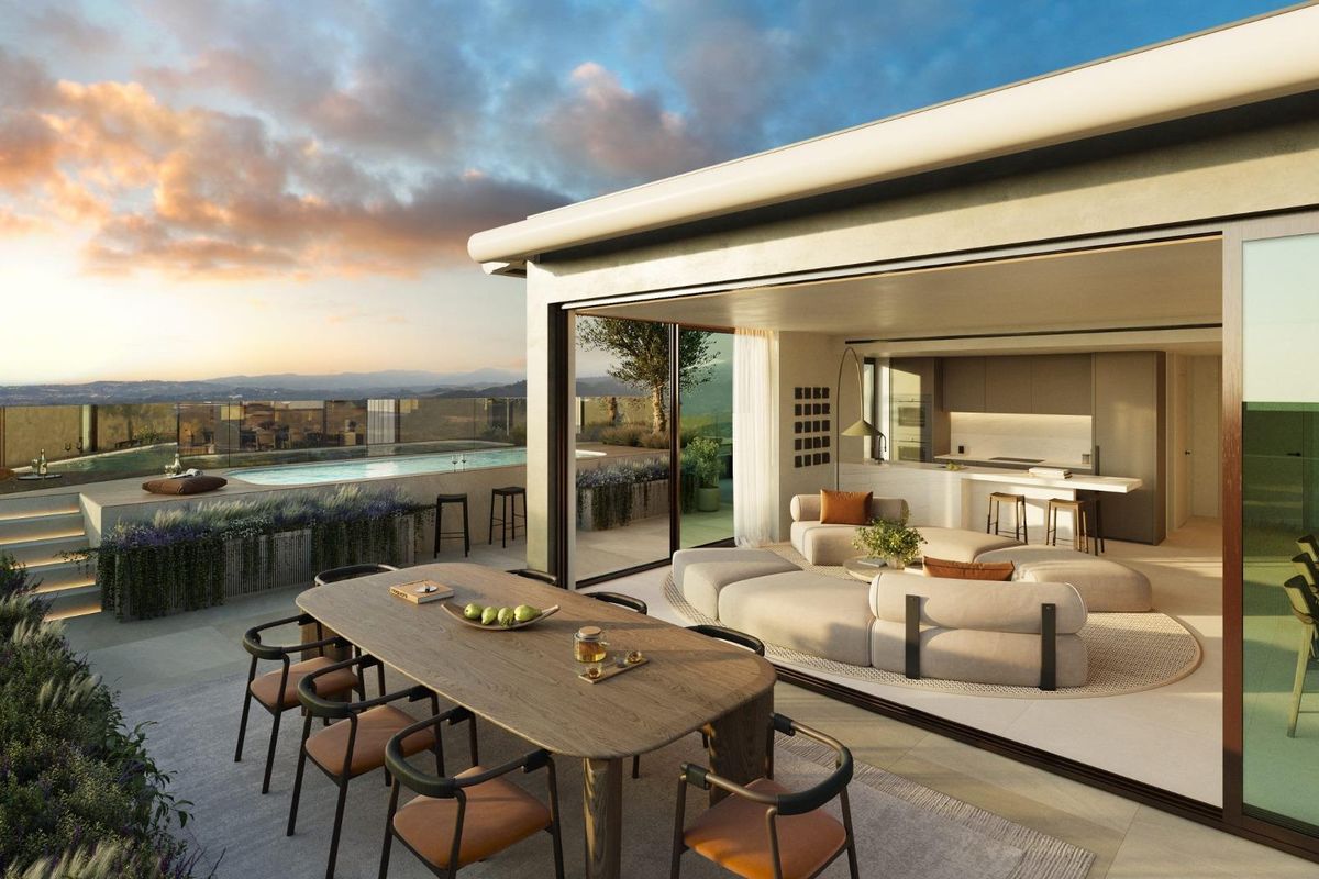 Stijlvol terras van een appartement op de begane grond in Fuengirola, met eetruimte en adembenemend uitzicht op de zonsondergang.