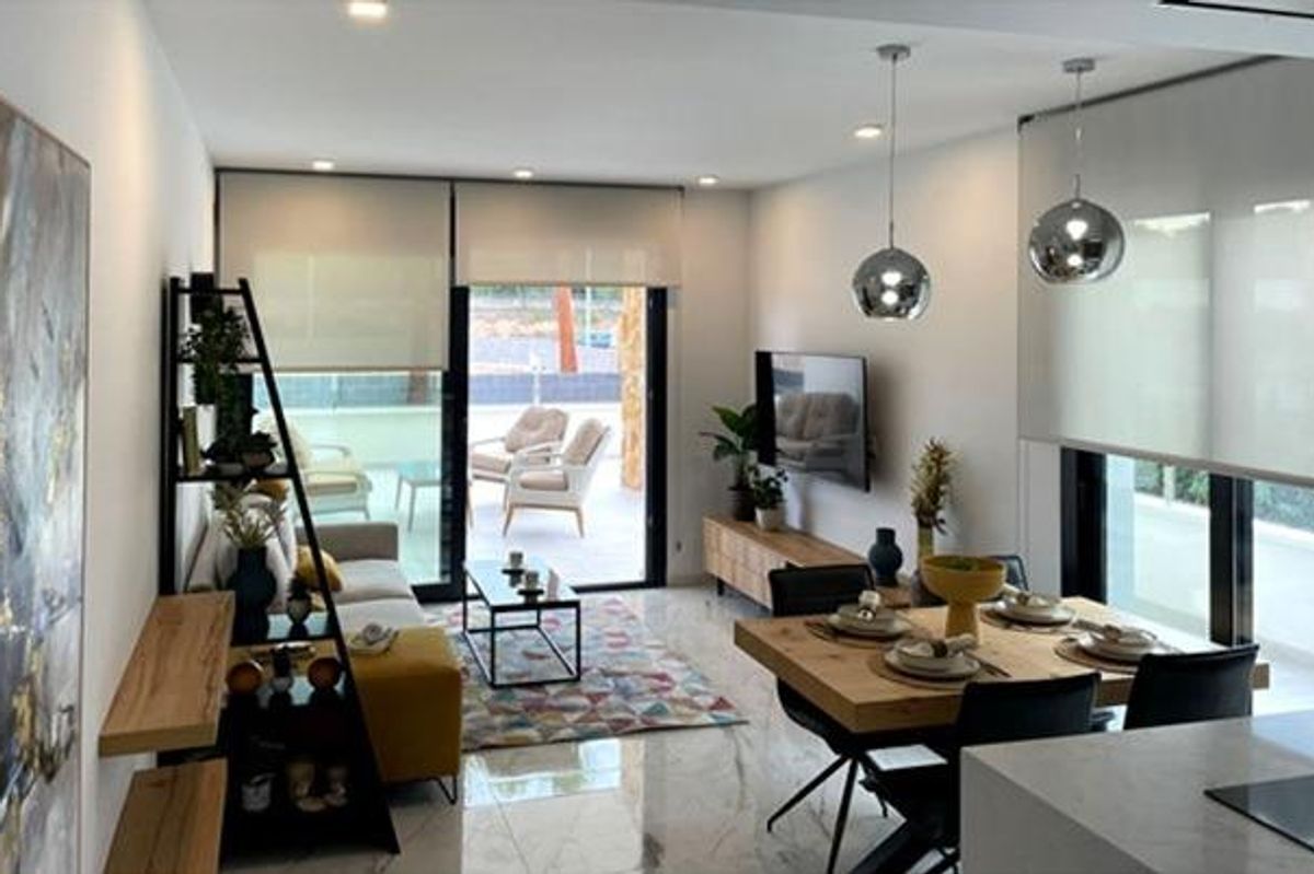Stijlvol interieur van een appartement op de begane grond in Guardamar del Segura met woon- en eetgedeeltes.