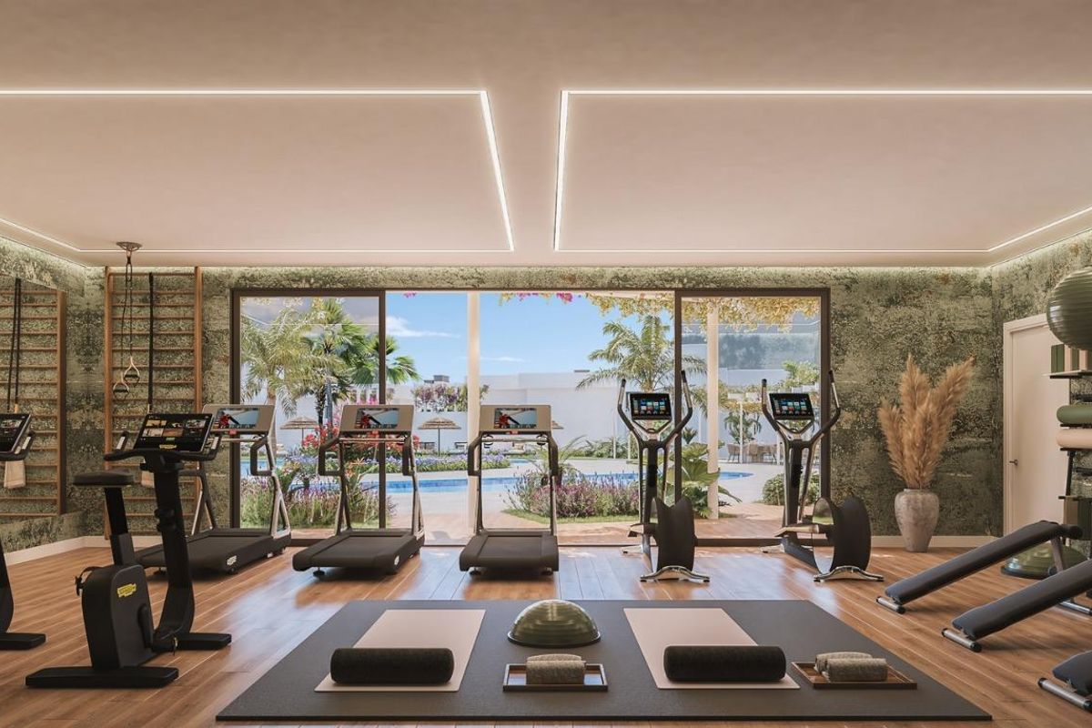 Goed uitgeruste sportschool met uitzicht op het zwembad in een moderne ontwikkeling in Casares.