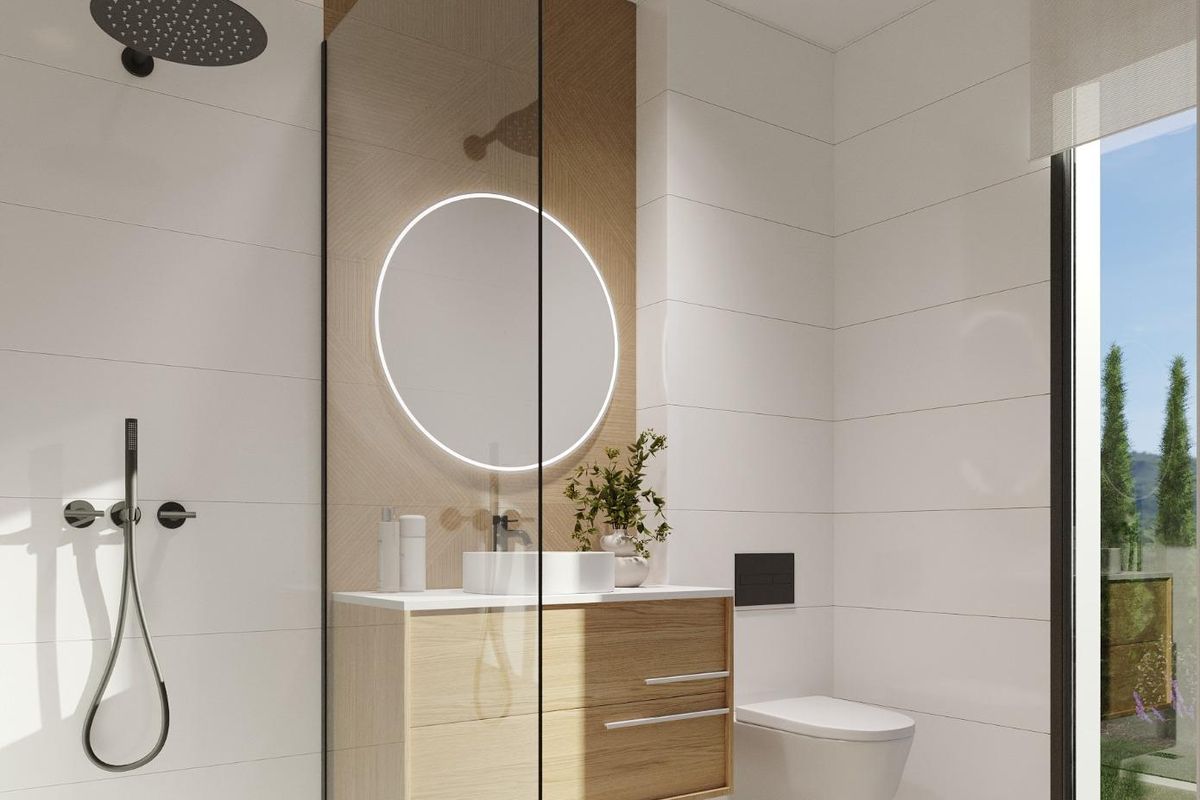 Strakke badkamer met douche en moderne armaturen in een luxe villa in Finestrat, Costa Blanca Noord.