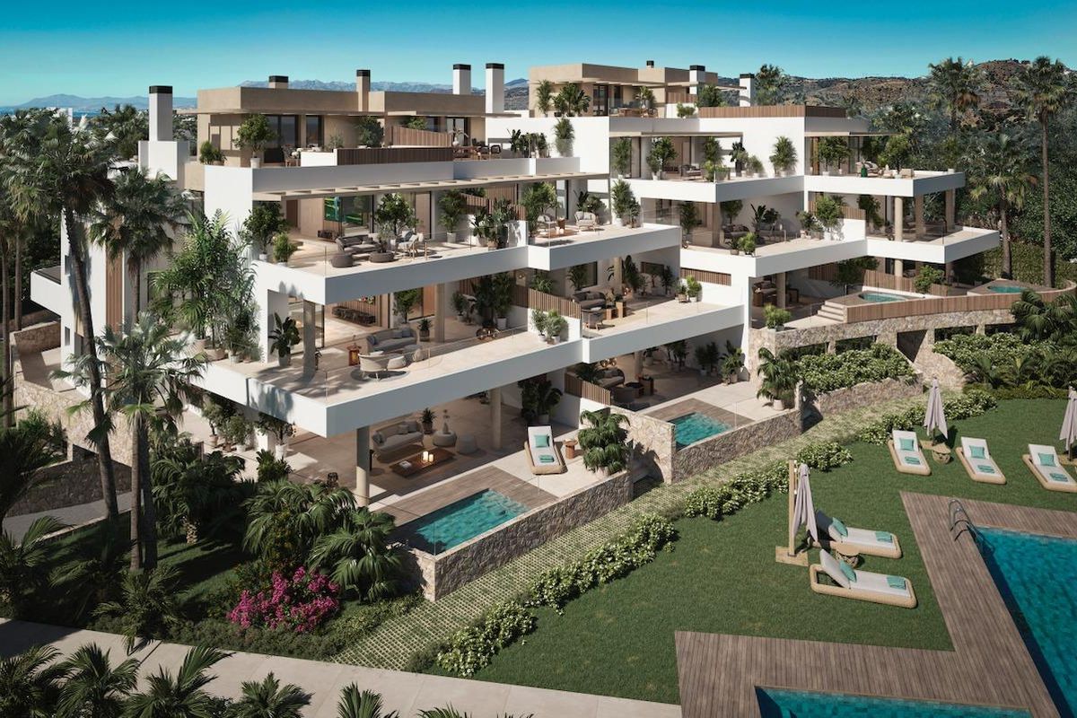 Grondzicht van het elegante appartementencomplex in Marbella, met zwembaden en terrassen.