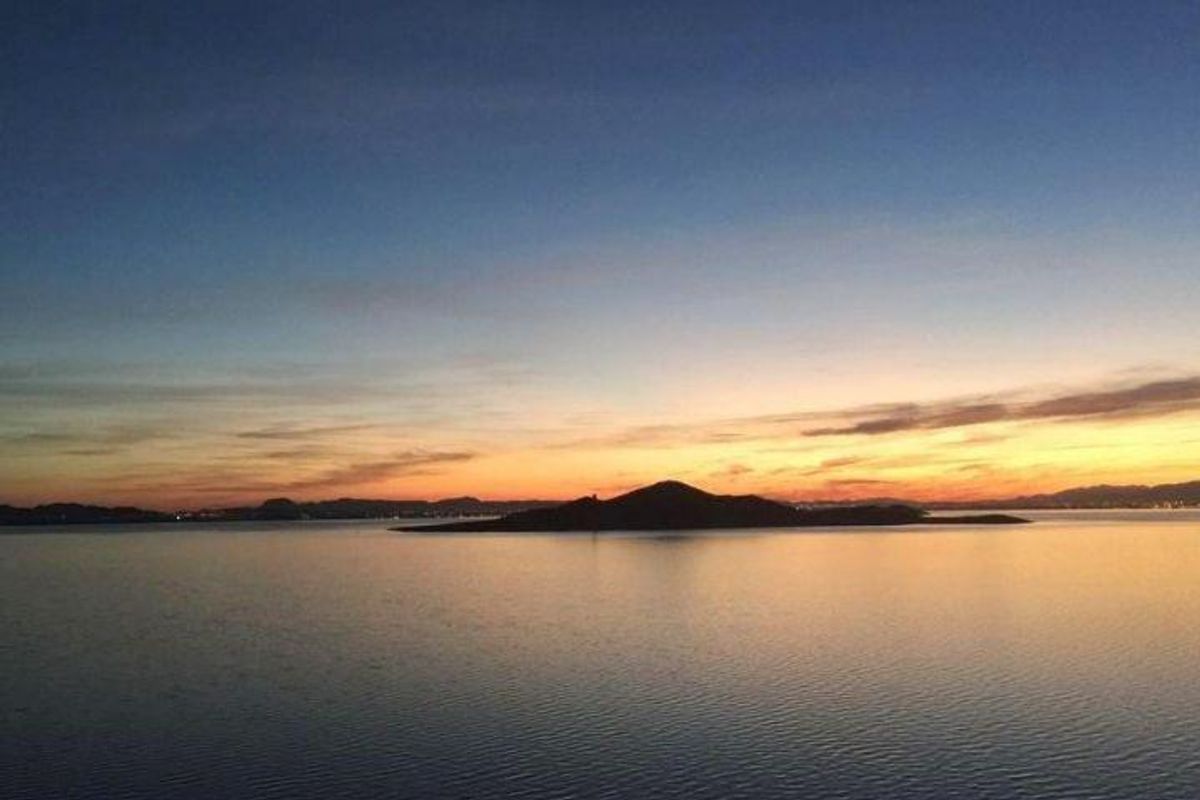 Mooie zonsondergang boven water, die het serene landschap van La Manga del Mar Menor vastlegt.