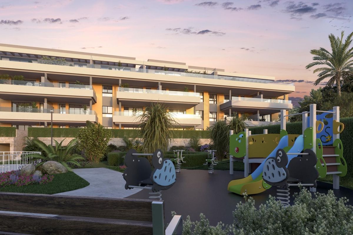 Speelplaats in de tuin van het appartementgebouw in Torremolinos, ontworpen voor kinderen.