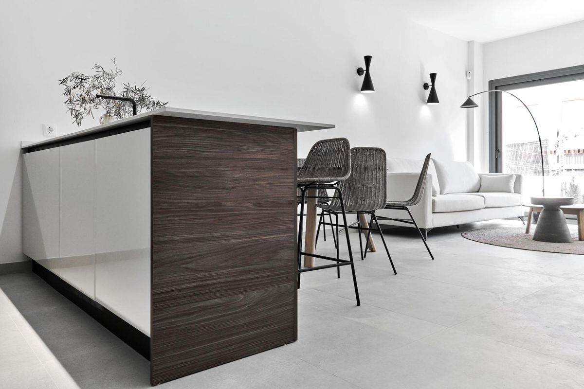 Elegante woonkamer in een 2-slaapkamer bungalow in Torrevieja, met stijlvolle zitplaatsen en open ruimte.