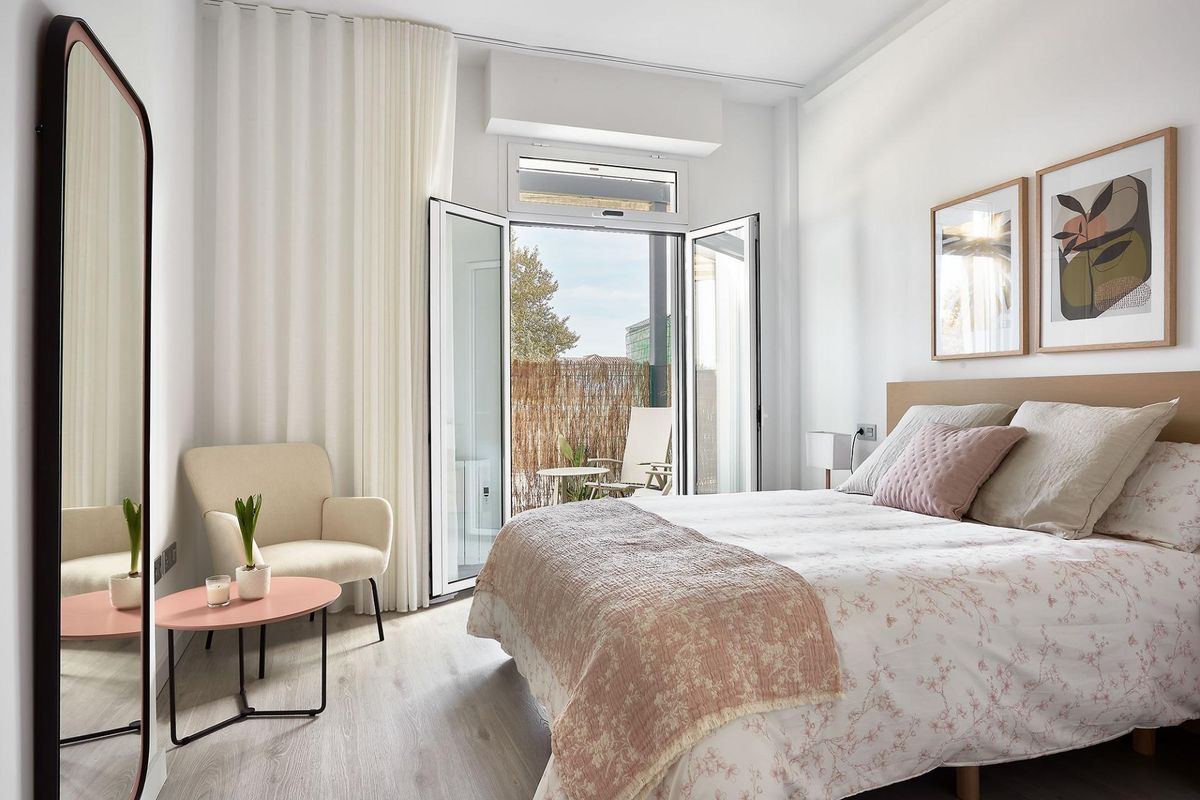 Gezellige slaapkamer in een 3-slaapkamer appartement in Vera, met een zacht bed, decor en toegang tot een balkon voor uitzicht.