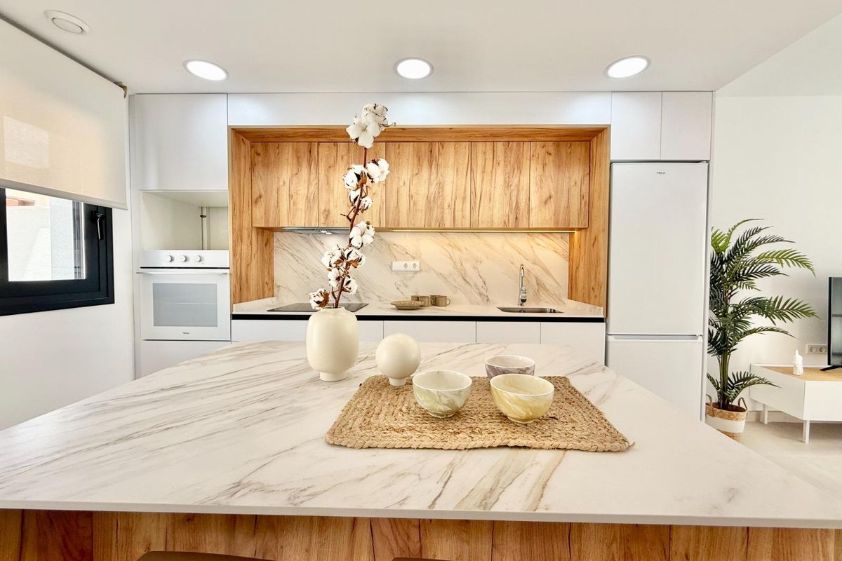 Moderne keuken in een 2-slaapkamer woning in Cox, Costa Blanca Zuid, met houten accenten en een stijlvol ontwerp.