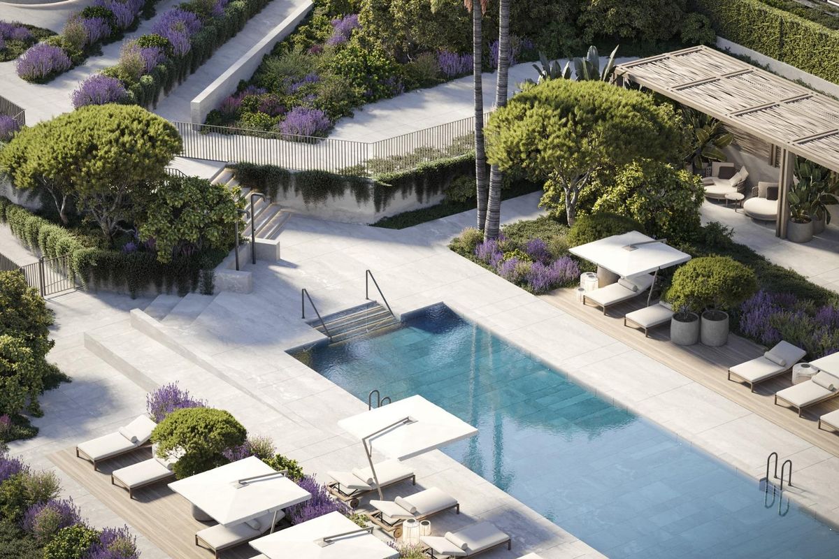 Geweldige zwembadzone met ligstoelen en groen bij een 3-slaapkamer appartement op de begane grond in Mijas.