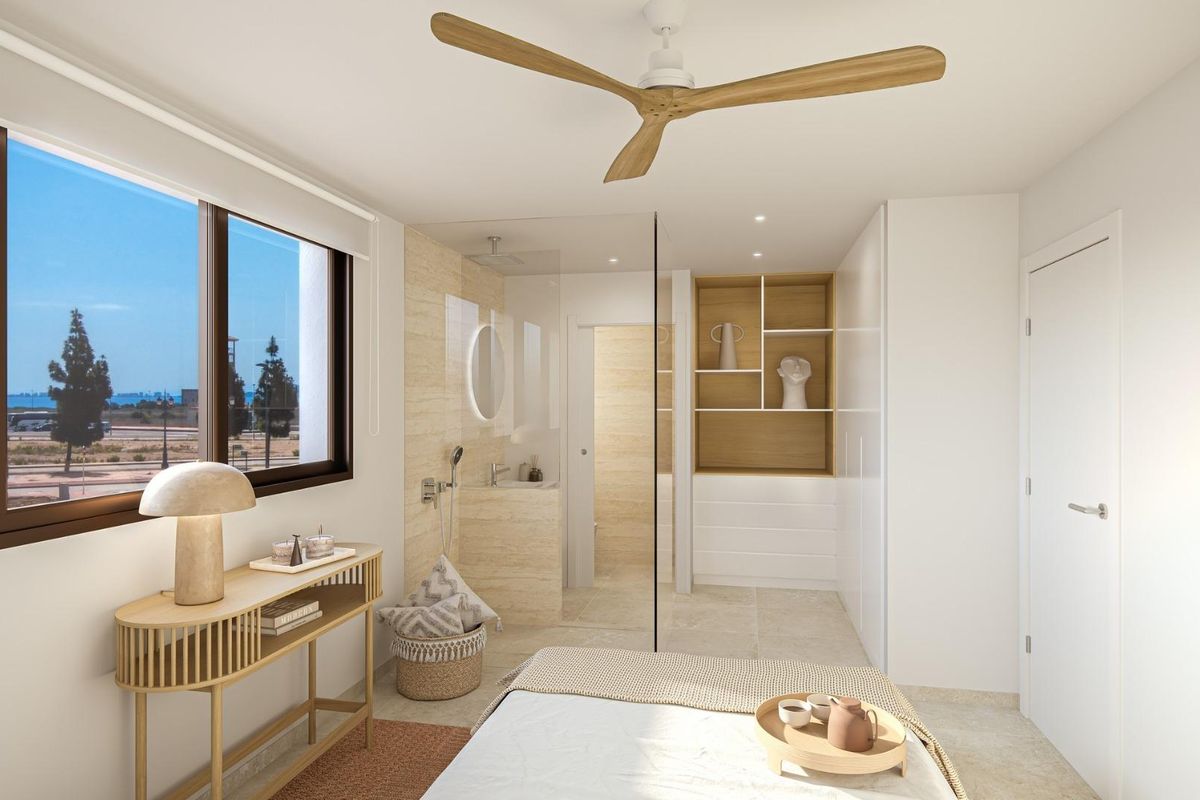 Moderne slaapkamer met een en-suite badkamer en grote ramen in Los Alcazares, Costa Calida, Spanje.