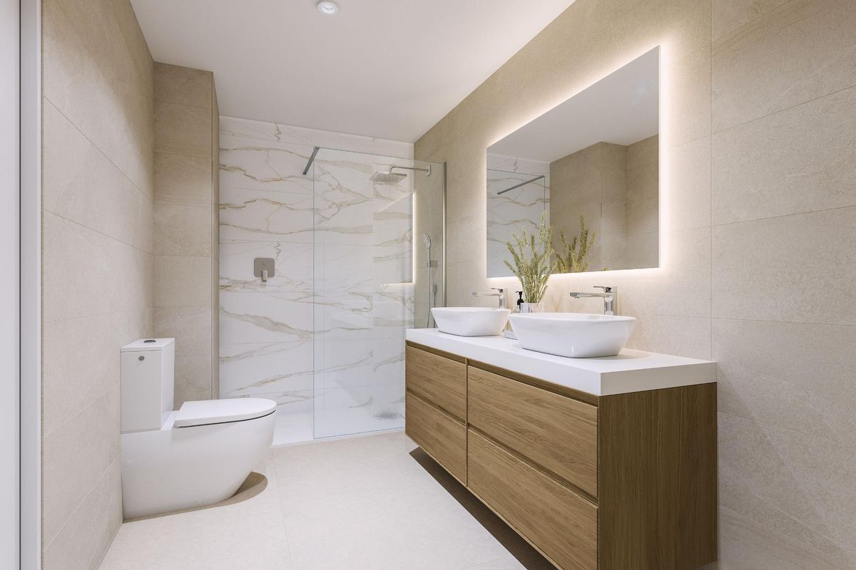 Luxe badkamer met dubbele wastafels en elegant design in penthouse in Estepona, Costa del Sol.