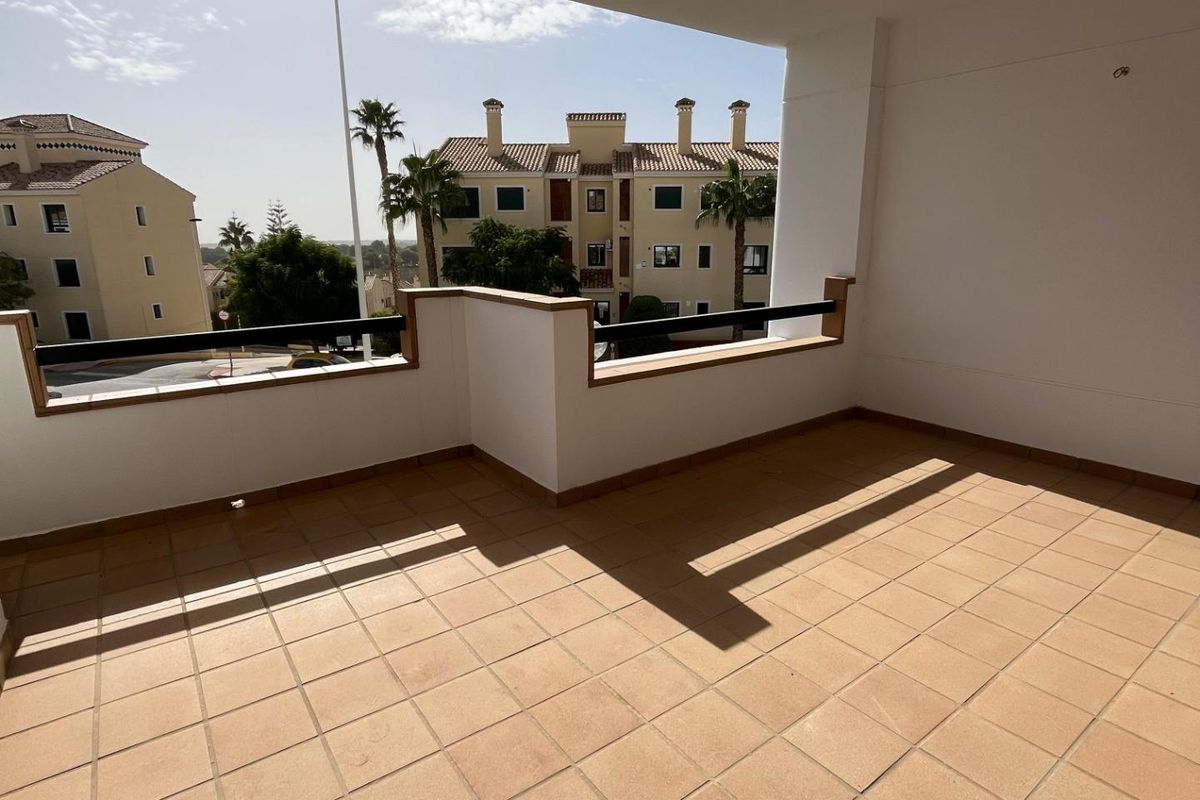 Terras van het appartement op de begane grond in Orihuela Costa, perfect voor ontspanning buiten.