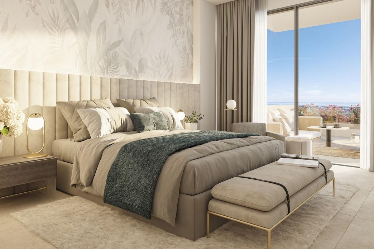 Luxe master slaapkamer in penthouse in Benahavís, met modern decor en toegang tot buitenzitplaatsen.