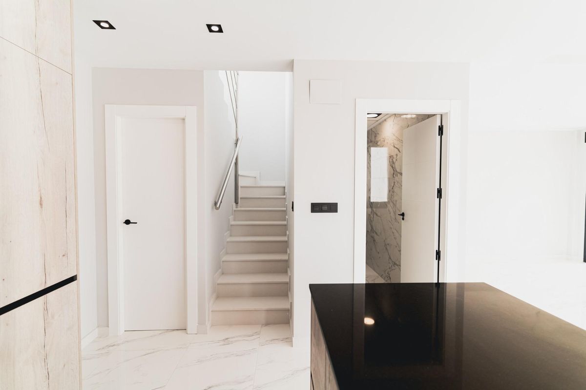 Heldere gang die naar de trap leidt in een moderne villa met 4 slaapkamers in Orihuela Costa, Spanje.