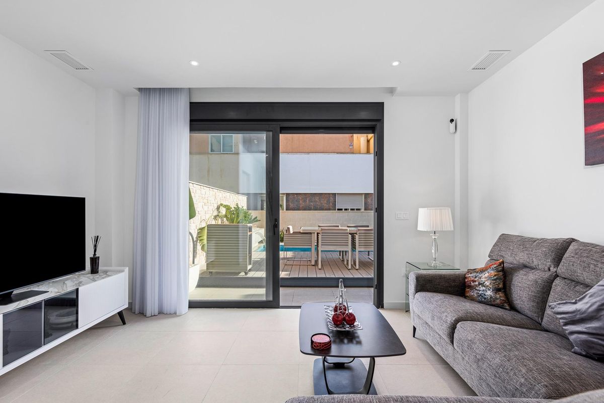 Moderne woonkamer van een 4-slaapkamer townhouse in Guardamar del Segura, met uitzicht op het terras.