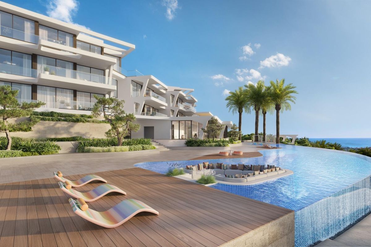 Infinity pool en weelderige tuinen omringen het penthouse in Casares, wat een prachtige retraite biedt.