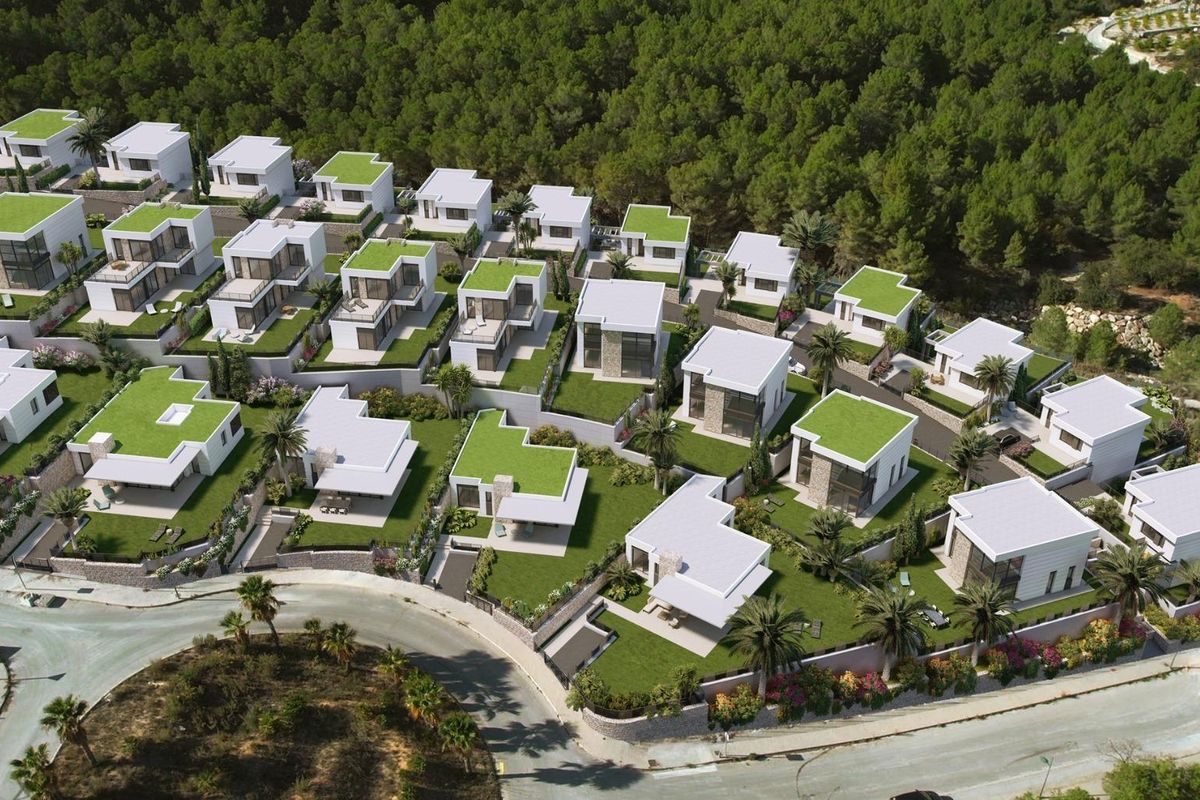 Luchtfoto van een wooncomplex met talrijke villa's en groene ruimtes in Polop, Costa Blanca Noord.