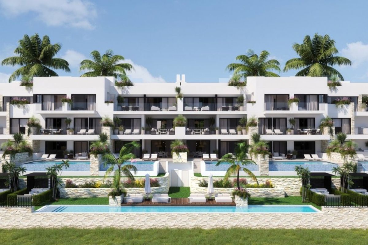 Heldere en luchtige buitenkant van penthouse met meerdere zwembaden in Orihuela, Costa Blanca.