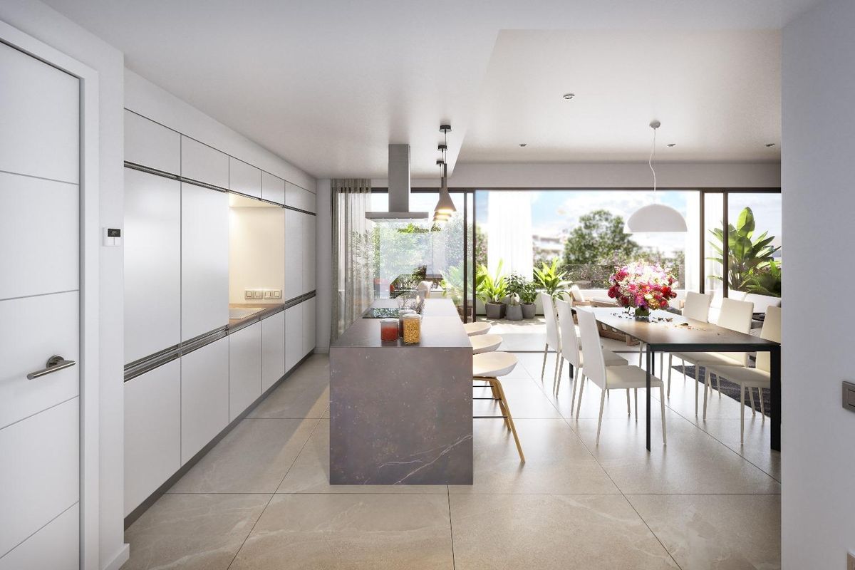 Ruime en moderne keuken met strakke kasten en eetruimte met uitzicht op de tuin in San Juan appartement.