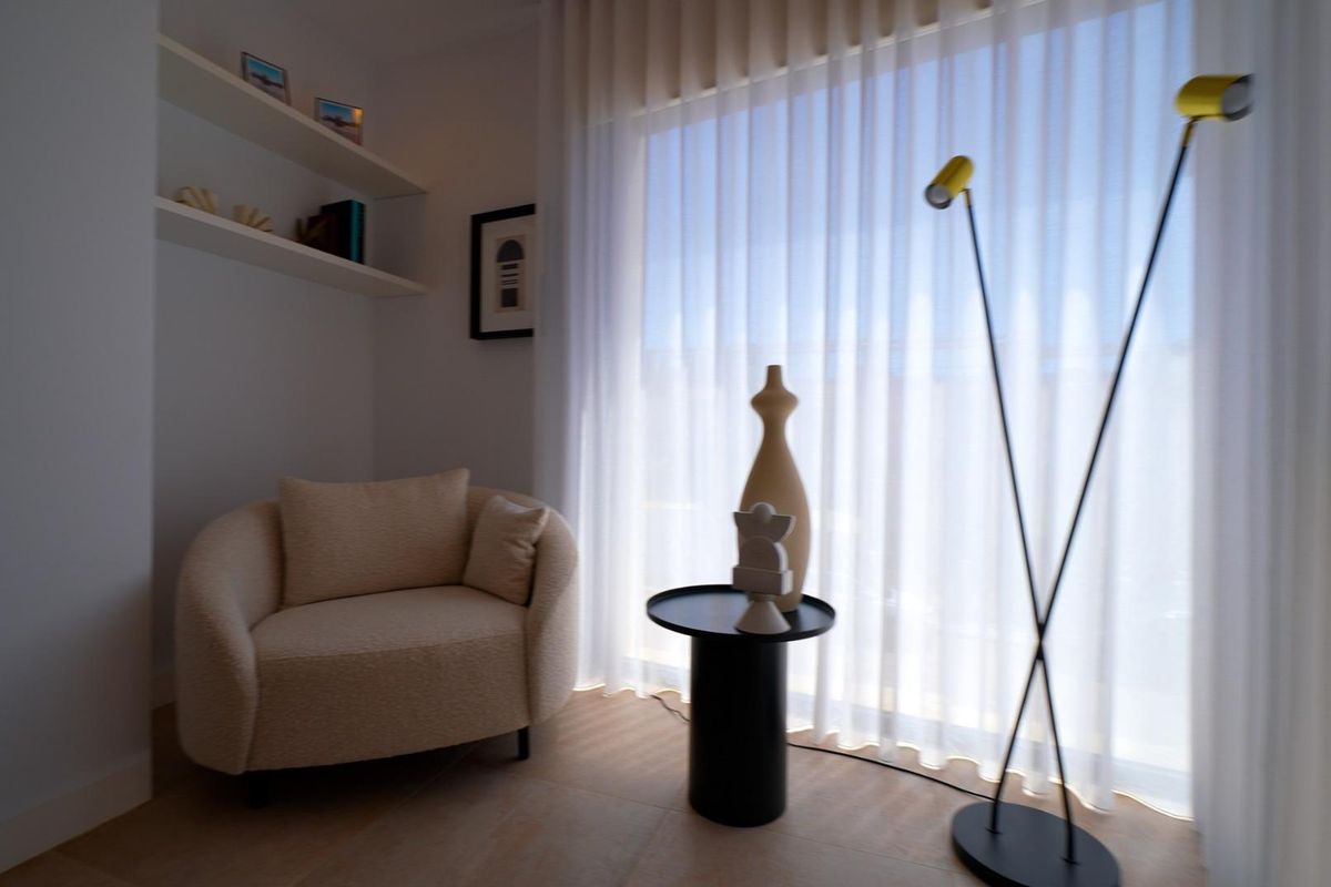 Gezellige leeshoek met moderne decoratie en natuurlijk licht in een 3-slaapkamer villa in Orihuela Costa, Spanje.