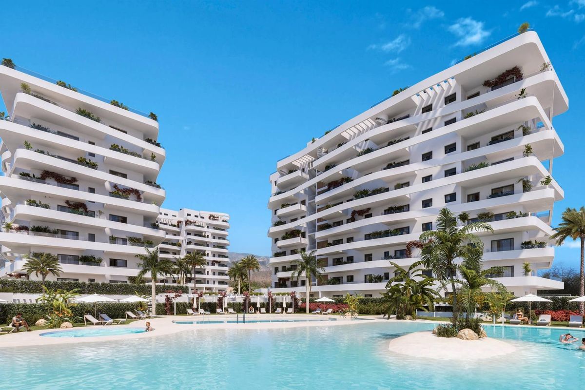 Stijlvol wooncomplex met zwembad en palmbomen in Villajoyosa, Costa Blanca Noord.